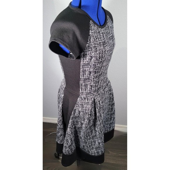 Dina Be Fit & Flare Skater Dress Size XS Extra Small Black & White NEW - Picture 4 of 16